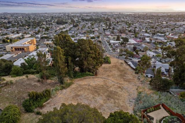 2950 Cumberland Way, Oakland CA: https://media.crmls.org/mediaz/f3d155a0-8c51-48c5-992a-805cc13b8ff3.jpg