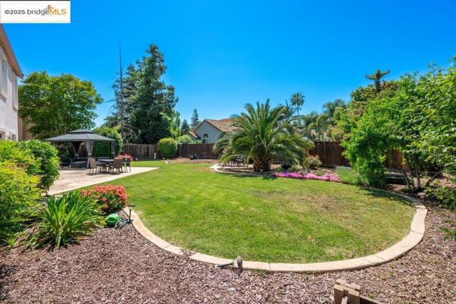 1281 Sea Vista Dr, Brentwood CA: https://media.crmls.org/mediaz/f3d28536-89c5-4c58-ac37-723228df5b90.jpg