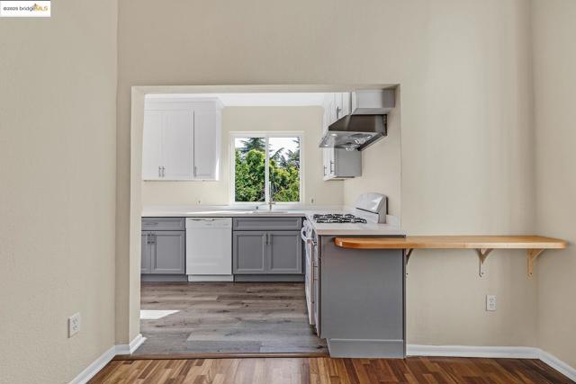 861 20Th St, Oakland CA: https://media.crmls.org/mediaz/f3d33ddc-8537-4532-bc95-9b298b3abf55.jpg