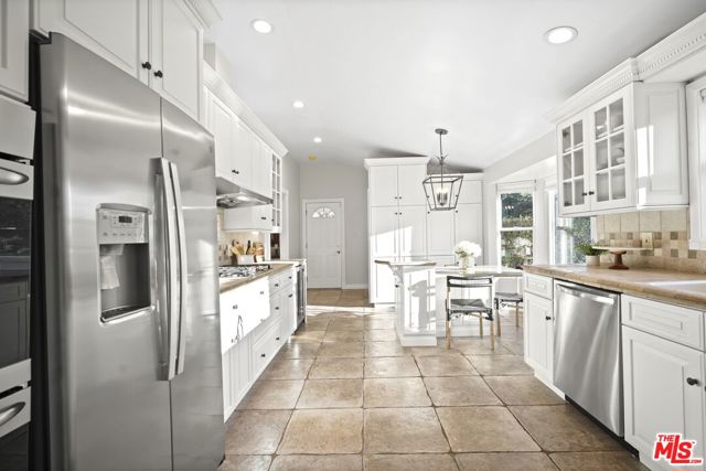 6002 Jumilla Avenue, Woodland Hills CA: https://media.crmls.org/mediaz/f3d3653a-b6d9-497b-b8ba-93a237de24e9.jpg