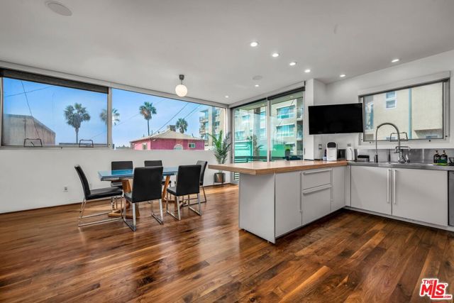 17 North Venice Boulevard photo 11