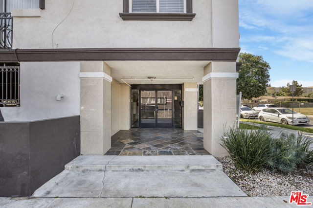 Image 3 of 32 For 5330 Satsuma Avenue