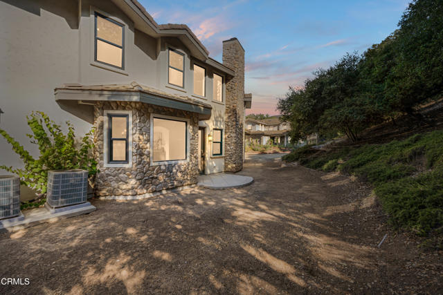 265 W Kelly Road, Thousand Oaks CA: https://media.crmls.org/mediaz/f3d631be-250e-46f3-9f0d-3ee6afb97208.jpg