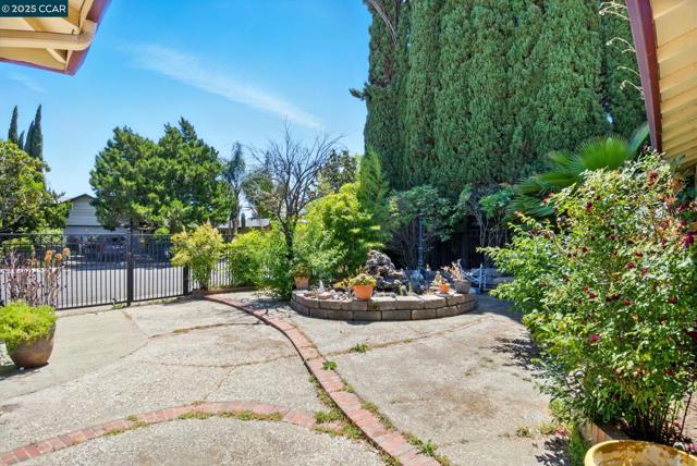 9121 Eaglepoint Ln, Stockton CA: https://media.crmls.org/mediaz/f3d6521e-4ece-4cf4-b164-2e058c47743d.jpg