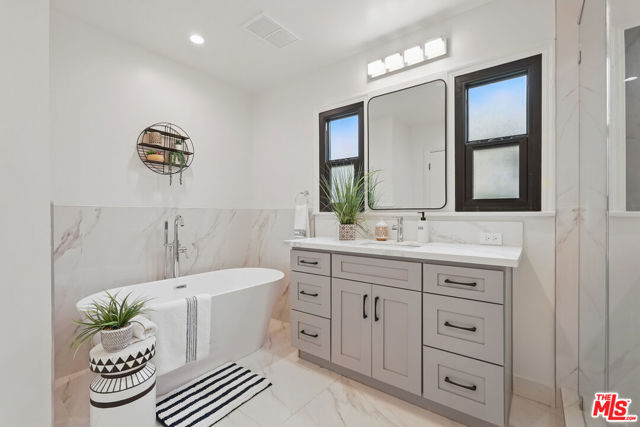 8919 Beverlywood Street, Los Angeles CA: https://media.crmls.org/mediaz/f3d66605-803e-456e-af94-43dcd6d9f88d.jpg