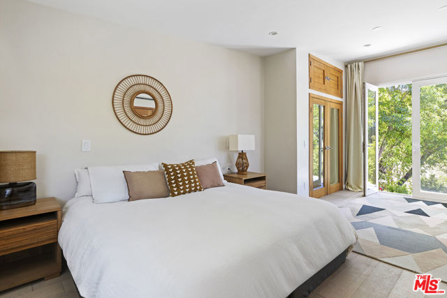 3820 Broadlawn Drive, Los Angeles CA: https://media.crmls.org/mediaz/f3d68160-0c5e-4185-8a67-d2418884963c.jpg