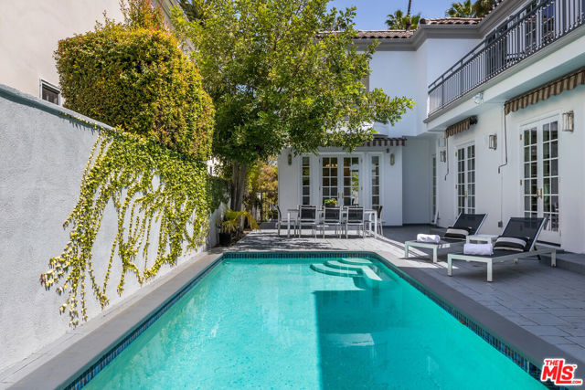 107 N Doheny Drive, Beverly Hills CA: https://media.crmls.org/mediaz/f3d6a2e3-5440-453b-bbb6-ed306e9ad767.jpg