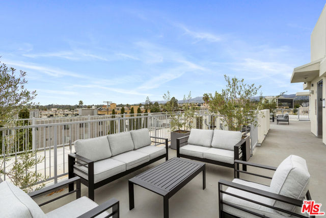 11727 Kiowa Avenue, Los Angeles CA: https://media.crmls.org/mediaz/f3d7b0b5-67b1-4f4d-892b-a9c68260d957.jpg