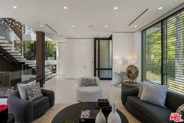 137 S Wetherly Drive, Beverly Hills CA: https://media.crmls.org/mediaz/f3d7e11f-0963-4e7c-b3d8-19351d511f22.jpg