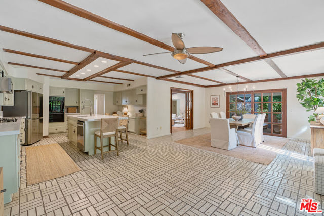 4835 Corbin Avenue, Tarzana CA: https://media.crmls.org/mediaz/f3d82bb7-5f48-470d-803e-07ebd44bf258.jpg