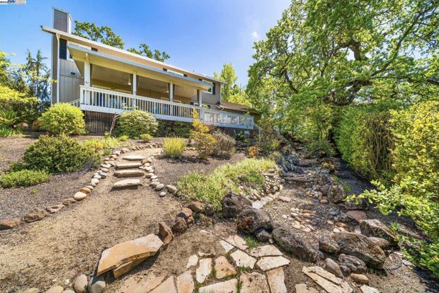 484 El Pintado Rd, Danville CA: https://media.crmls.org/mediaz/f3d8733b-c757-4680-9b37-3f68a9cf6cbc.jpg