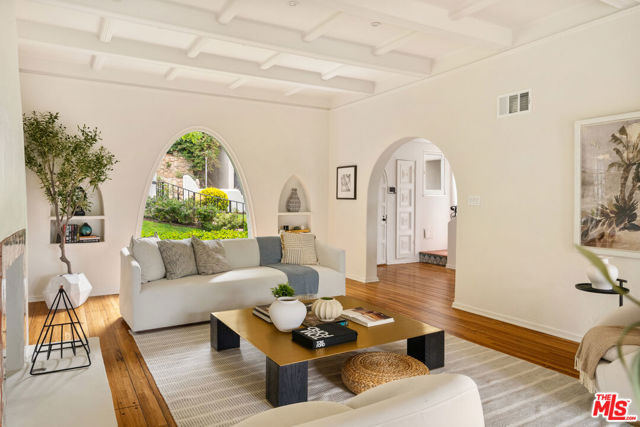 3716 Effingham Place, Los Angeles CA: https://media.crmls.org/mediaz/f3d92f81-6df8-4d31-8b5d-c26a8427cd17.jpg