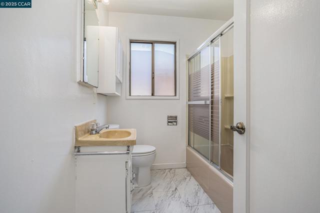 18367 Apricot Way, Castro Valley CA: https://media.crmls.org/mediaz/f3d9c2e9-bea1-4e5c-9e49-fed1d86b59aa.jpg