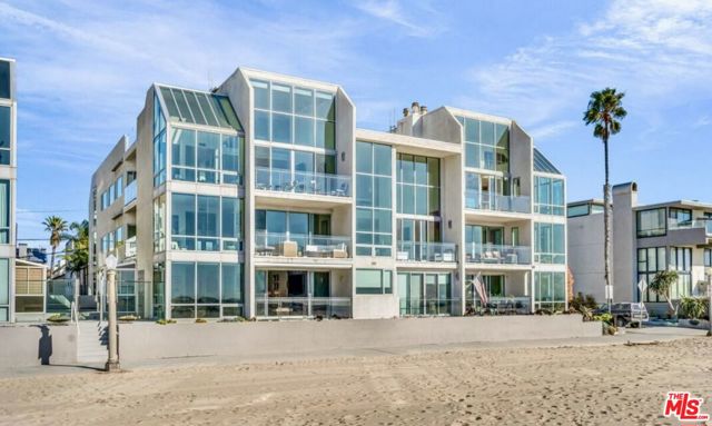 5205 Ocean Front Walk, Marina del Rey CA: https://media.crmls.org/mediaz/f3db8e24-2200-4a26-9eaf-ebe04e81f4b3.jpg