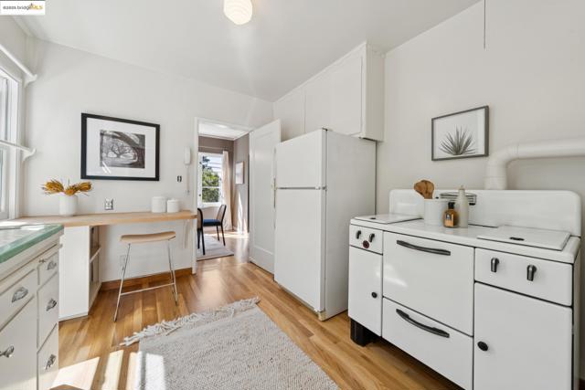 4221 Whittle Ave, Oakland CA: https://media.crmls.org/mediaz/f3dcb550-dbaa-4197-b9e6-5ee0c0a51c95.jpg