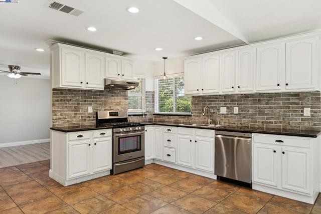 310 S Central Ave, Tracy CA: https://media.crmls.org/mediaz/f3dd366f-8fce-499d-a656-ee74f6da0eb2.jpg