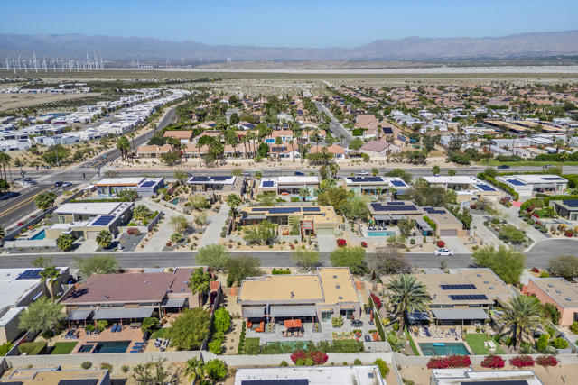 1069 Azure Court, Palm Springs CA: https://media.crmls.org/mediaz/f3ddf512-56dc-4d5e-bbf5-6df15b052a48.jpg