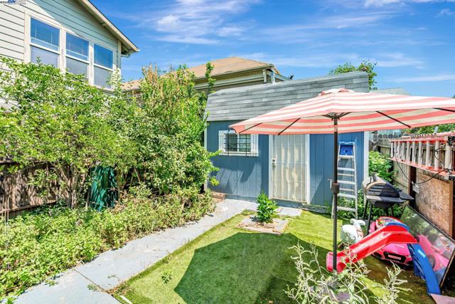 2530 Market St, Oakland CA: https://media.crmls.org/mediaz/f3dee8d7-9b23-4af6-b6ef-fc1e0f02b407.jpg