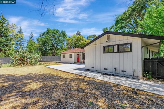 1821 S Main St, Walnut Creek CA: https://media.crmls.org/mediaz/f3df5248-c048-481c-99eb-5c77138201f3.jpg