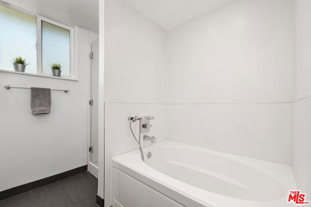 306 Bora Bora Way, Marina del Rey CA: https://media.crmls.org/mediaz/f3df5cfa-2b3f-4628-80d3-64a5e24e785f.jpg