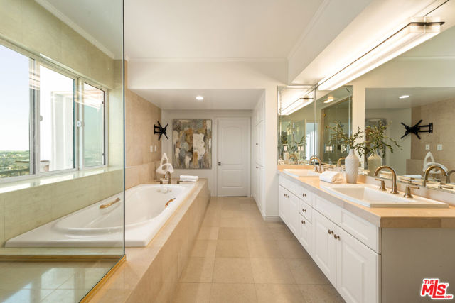 8527 Hedges Way, Los Angeles CA: https://media.crmls.org/mediaz/f3e0a264-979c-4713-a431-db844353080d.jpg