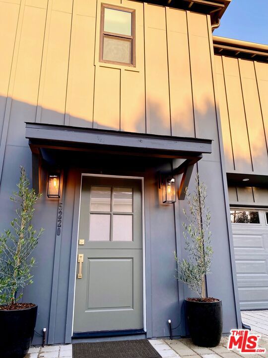 5220 5222 Whitsett Avenue, Valley Village CA: https://media.crmls.org/mediaz/f3e14b73-62d4-40d2-ada1-3c1deb81d7c7.jpg