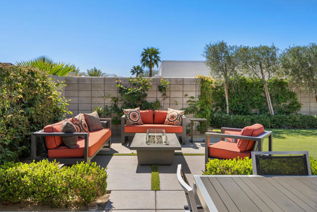 1069 Azure Court, Palm Springs CA: https://media.crmls.org/mediaz/f3e2110f-01d3-4090-85dd-b08a694831cc.jpg