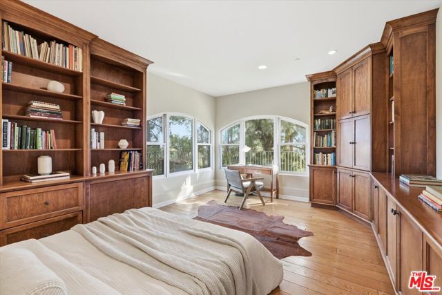1284 Lago Vista Drive, Beverly Hills CA: https://media.crmls.org/mediaz/f3e24cb8-f336-478e-8f3d-7b42cad4630a.jpg