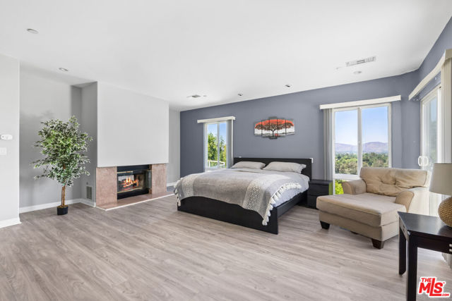 22449 Cass Avenue, Woodland Hills CA: https://media.crmls.org/mediaz/f3e2abe0-e056-4822-93c2-d545436b0274.jpg