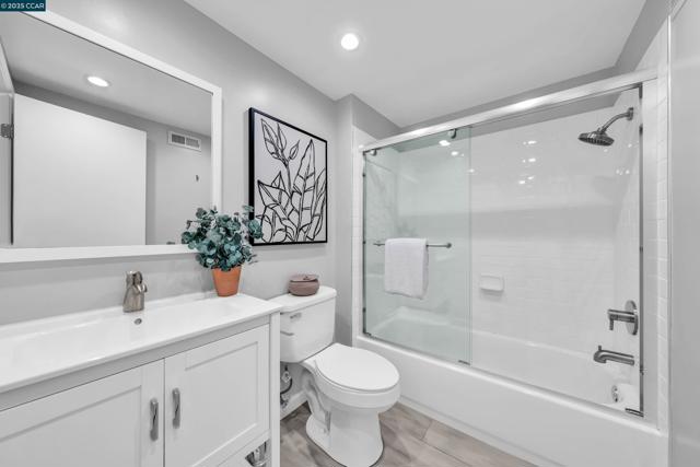 31 Turtle Creek Street, Oakland CA: https://media.crmls.org/mediaz/f3e34aa7-fe2e-4d50-9cc1-fcc46dc33ac2.jpg