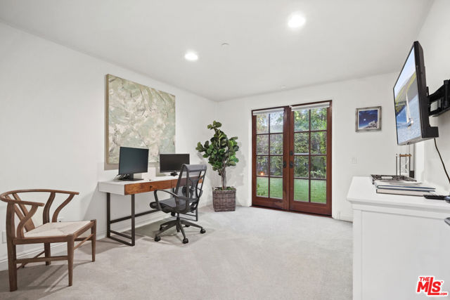 18414 Corazon Circle, Tarzana CA: https://media.crmls.org/mediaz/f3e36376-b3cc-4064-8ff3-a02ad8889143.jpg