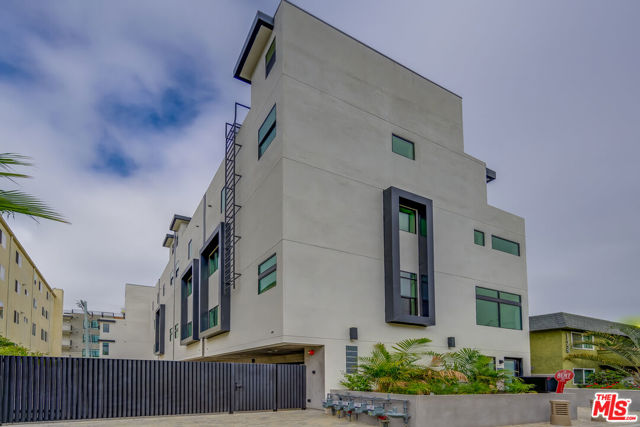 4422 S Riley Drive, Los Angeles CA: https://media.crmls.org/mediaz/f3e38cd3-4edf-48c0-bae4-1d6f5a34c835.jpg