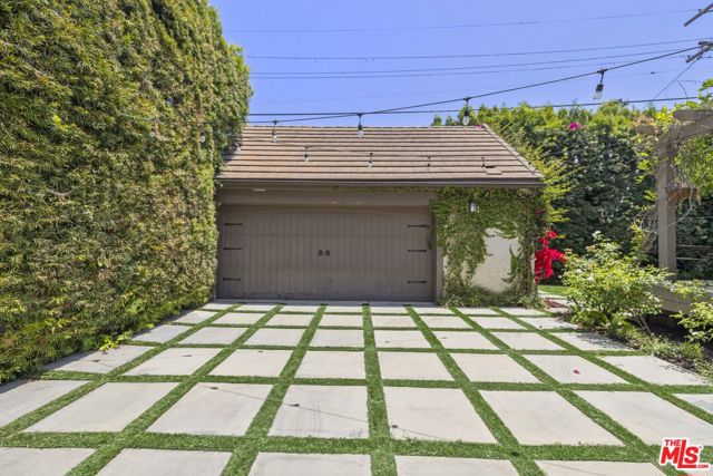736 S Cloverdale Avenue, Los Angeles CA: https://media.crmls.org/mediaz/f3e3914e-c3f0-47d1-b505-7cf03b090820.jpg