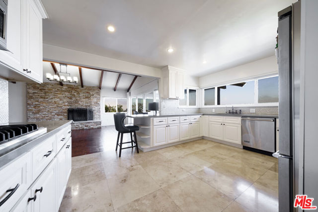 24880 Via Valmonte, Torrance CA: https://media.crmls.org/mediaz/f3e4d440-3ed4-46e4-bcbf-3ce971925a8c.jpg