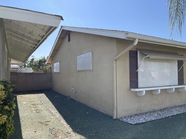 Detail Gallery Image 4 of 36 For 570 S Lyon Ave, Hemet,  CA 92543 - 2 Beds | 2 Baths