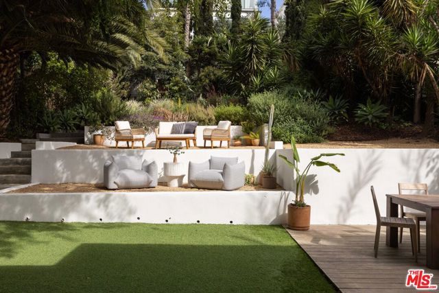 864 Sanborn Avenue, Los Angeles CA: https://media.crmls.org/mediaz/f3e5adf4-b0e0-4903-ac43-bc2b6b2a8886.jpg