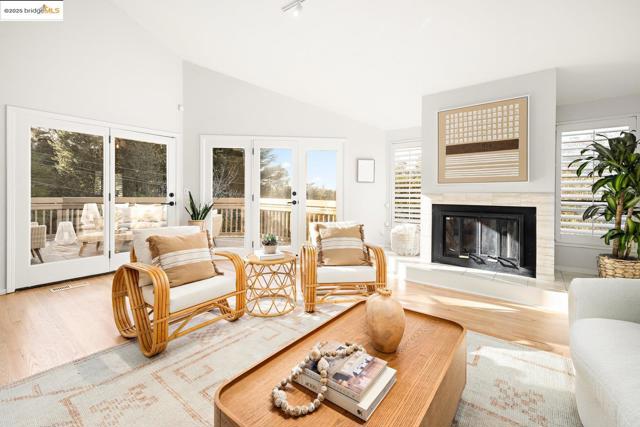 6566 Chelton Dr, Oakland CA: https://media.crmls.org/mediaz/f3e6a350-c863-48bd-b784-e397714141ce.jpg