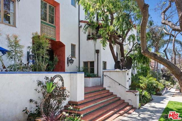 1414 N Harper Avenue, West Hollywood CA: https://media.crmls.org/mediaz/f3e6b37b-58ad-4e05-98b3-6428916240b5.jpg