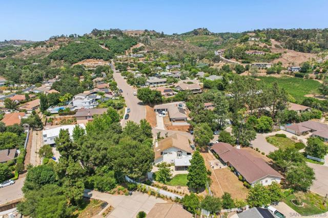 2807 Carlton Way, Fallbrook CA: https://media.crmls.org/mediaz/f3e80c24-4a3e-4573-81db-300bba479722.jpg