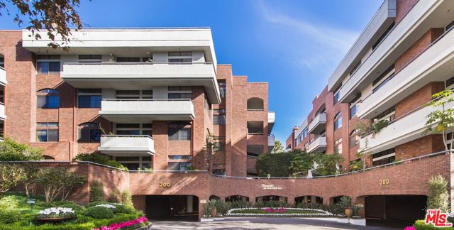 200 N Swall Drive, Beverly Hills CA: https://media.crmls.org/mediaz/f3ea2ee3-ae82-4f02-90dd-62029bb0421c.jpg