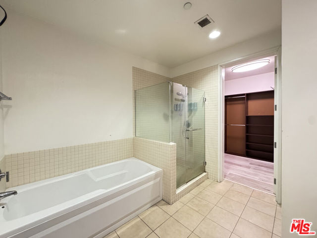 801 S Grand Avenue, Los Angeles CA: https://media.crmls.org/mediaz/f3ea9941-f949-4cff-9fe2-5cf8cfe95d27.jpg