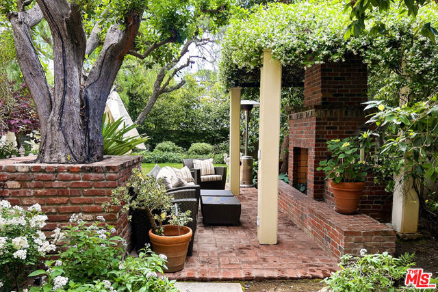 612 N Alta Drive, Beverly Hills CA: https://media.crmls.org/mediaz/f3ebf83c-67df-4e17-b05f-4f6b7e21efeb.jpg
