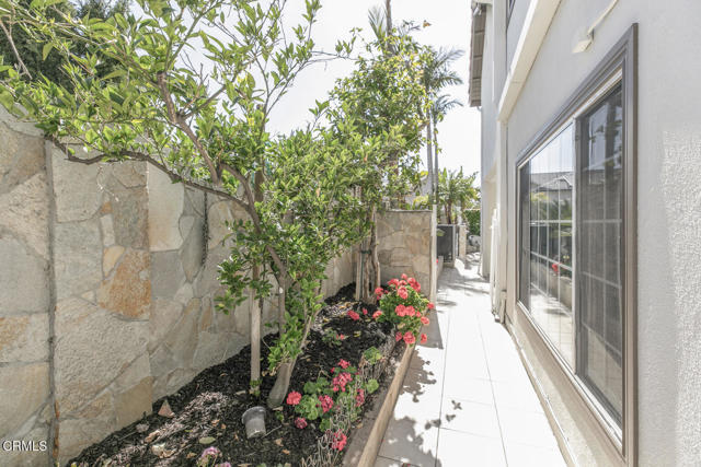 8857 Bluffdale Dr, Sun Valley CA: https://media.crmls.org/mediaz/f3ec05c5-e703-4dd9-8363-acfb2ebd37e6.jpg