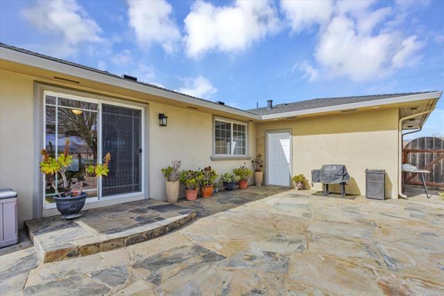 1204 Shore Road, Hollister CA: https://media.crmls.org/mediaz/f3ed15f5-38ee-4e56-9885-0608881188fe.jpg