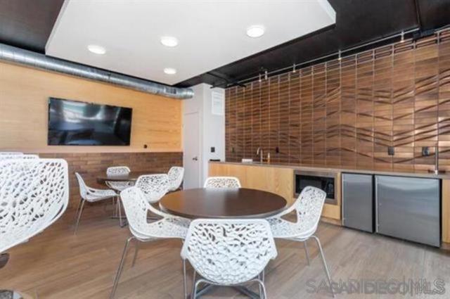 1240 India St, San Diego CA: https://media.crmls.org/mediaz/f3ed4927-9736-42eb-9583-f3d6553ba008.jpg