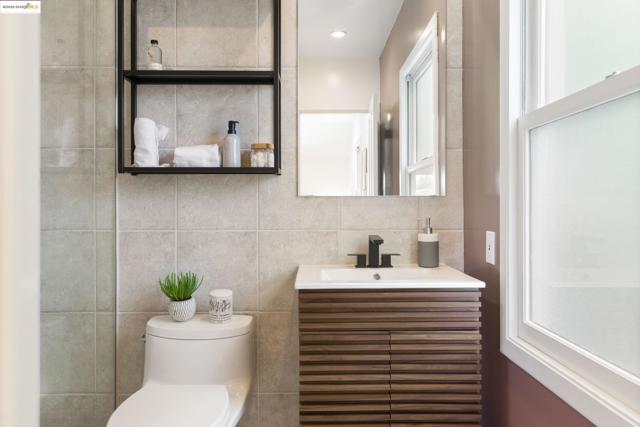 2333 Leimert Blvd, Oakland CA: https://media.crmls.org/mediaz/f3ee8bde-d24c-47ee-a1a5-030cdc762770.jpg