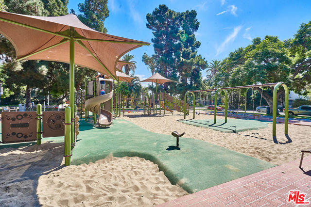 865 S Lucerne Boulevard, Los Angeles CA: https://media.crmls.org/mediaz/f3eeaa86-f425-4adf-8235-966a9e00dbdc.jpg