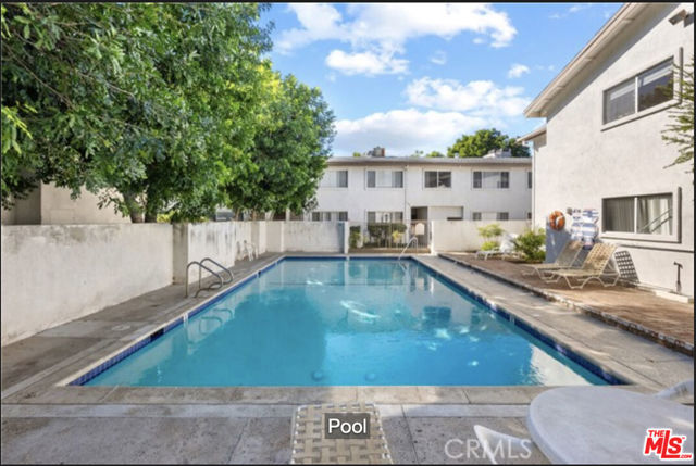 18547 Collins Street, Tarzana CA: https://media.crmls.org/mediaz/f3eedd11-b207-4ef9-ba68-4d02c2819d91.jpg