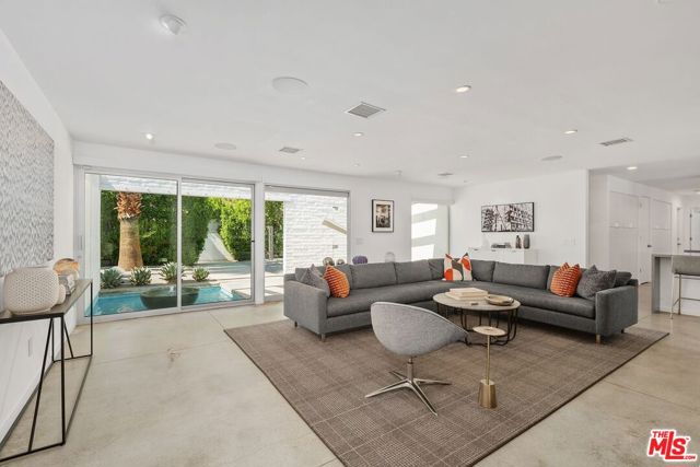 475 W Stevens Road, Palm Springs CA: https://media.crmls.org/mediaz/f3ef2a13-2bc0-41a7-8601-2464652bab87.jpg