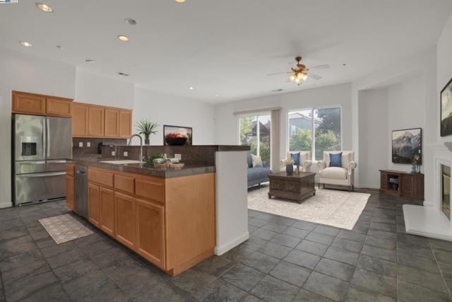 342 Roundhill Dr, Brentwood CA: https://media.crmls.org/mediaz/f3ef6735-9ce2-4919-9e85-07b354b8dde6.jpg